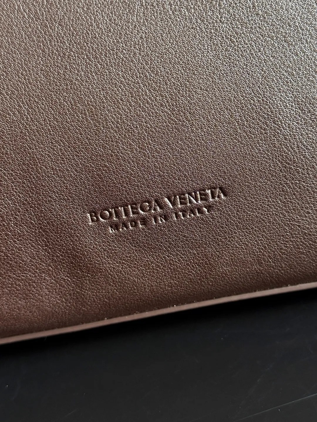 Batch 3160 BottegaVeneta Latest Ciao Ciao Bag Silky cowhide two-way flap handbag with signature twist detail, hidden hook closure, flap can be fastened to the front or attached to the INTRECCIATO woven internal pocket, comes with an adjustable and removable crossbody strap, internal compartment, and also features a zippered pocket. The surprise flap has various shapes. Style 1 - Cover the bag surface, exposing the knot and knot decoration. Style 2 - Place the flap inside the bag. A buckle is also designed. Style 3 - The U-shaped position of the top handle in the hand bag. Style No.: 826195 Size: 42*32*15cm